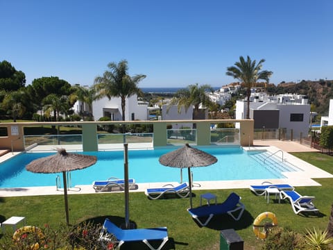 pool & sea view 
