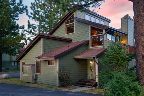 Private front entrance to Modern Mountain Townhome