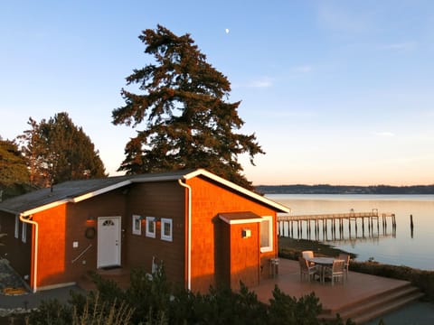 Beautiful Waterfront Beach Cabin on Penn Cove, 180' VIEWS. near Coupeville