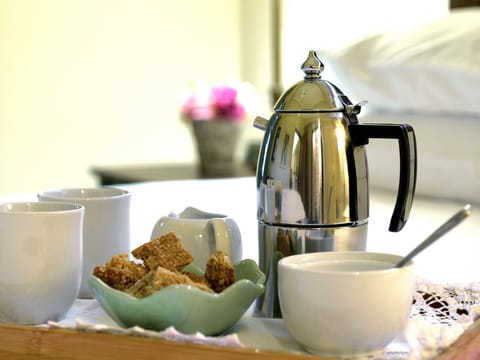 Spoil your loved one in bed with coffee!