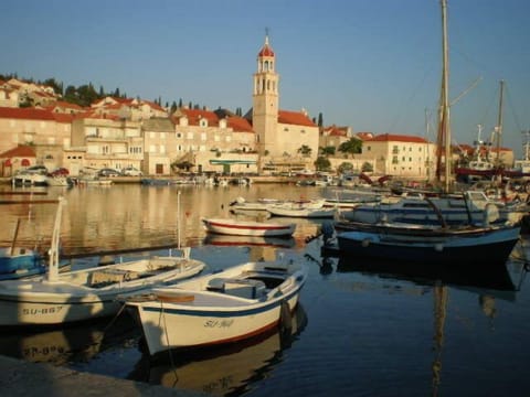 Sutivan harbor. Esplanade, grocery shops, ATM, restaurants, pizzeria... 2 min from villa.