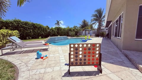 Perfect backyard to enjoy your family vacation. 