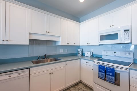 Lots of storage space in kitchen