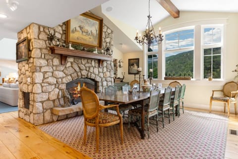 10-12 can gather around the dining table to enjoy good food and even better company.