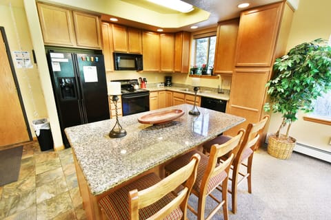 Fully Equipped Kitchen, Bar Seats 3 - Fully Equipped Kitchen, Bar Seats 3