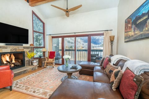2-telluride-riverside-b201-living-fireplace_0
