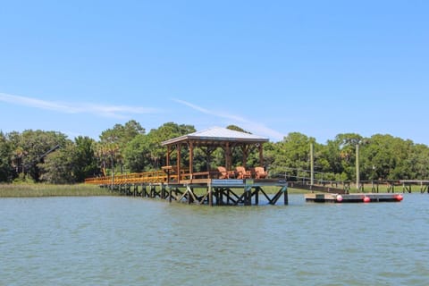 Dock located in no wake zone directly outside of marina entrance on Goat Island side.