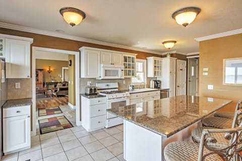 Kitchen | Island Seating | Cooking Basics | Main Level