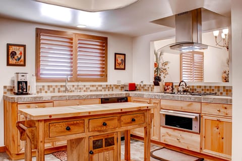 Fully Equipped Kitchen - Spacious Kitchen with Island