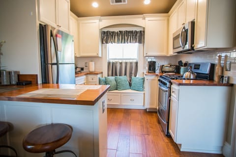 Breakfast Bar with View of Kitchen Nook