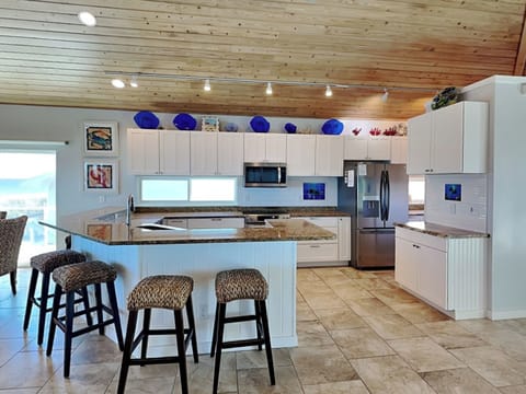 Kitchen with Breakfast Bar