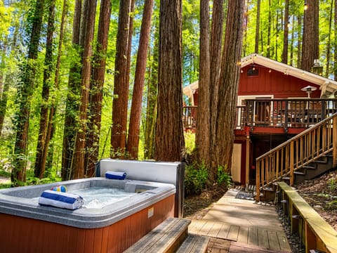 Enjoy the hot tub under the trees