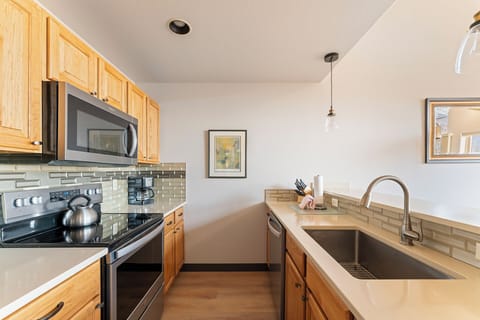 Fully Equipped Kitchen with Counter Space - Fully Equipped Kitchen with Counter Space