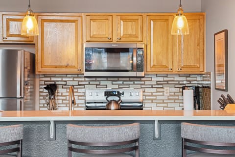 Fully Equipped Kitchen with Bar - Fully Equipped Kitchen with Bar