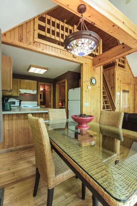 Laurelwood Dining Area