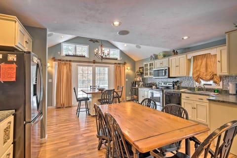Dining Area | Dishware/Flatware Provided