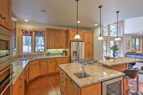 Kitchen | Breakfast Bar