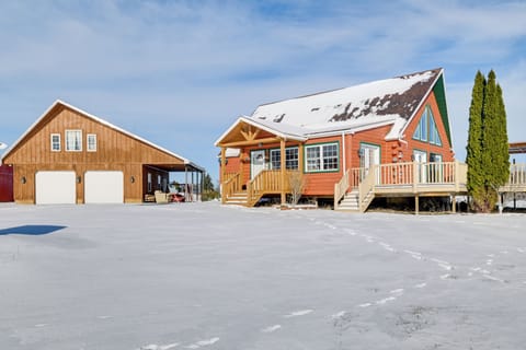 Home Exterior | Parking | Ample Gravel Driveway Parking