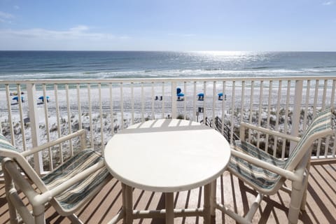 Balcony - Enjoy your morning coffee out on the balcony table