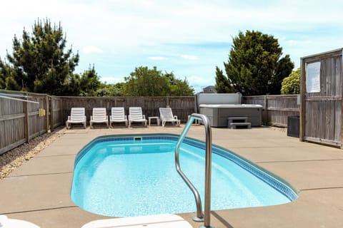 Private Outdoor Pool with Hot Tub