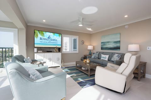 Living area with wall-mounted SmartTV