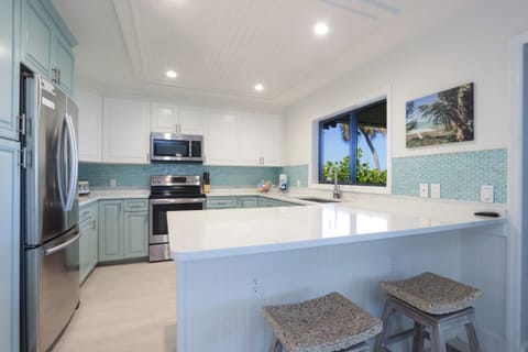 Kitchen with breakfast bar