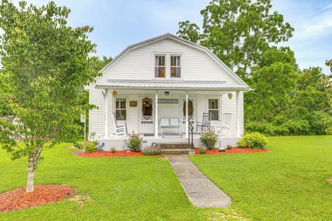 Beattyville Vacation Rental | 2BR | 1BA | 1,300 Sq Ft | Steps Required