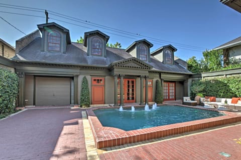 Houston Vacation Rental | 2BR | 2BA | 1,600 Sq Ft | Interior Stairs Required