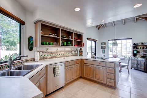 Fully Equipped Kitchen | Coffee Maker | Toaster | Spices | Crockpot