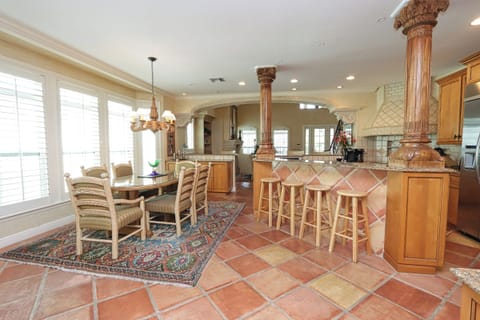 Dining Area and Breakfast Bar