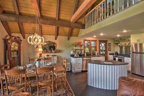 Kitchen & Dining Area | Dishware & Flatware Provided