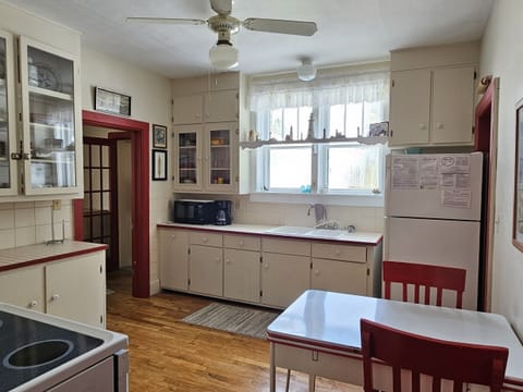 Kitchen with small table - Kitchen with small table