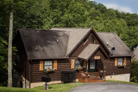 Sevierville Vacation Rental | 2BR | 2BA | 1,008 Sq Ft | 1 Step for Access