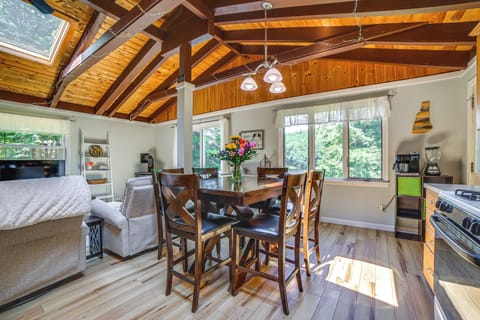 Dining Area | Open Floor Plan | Free WiFi