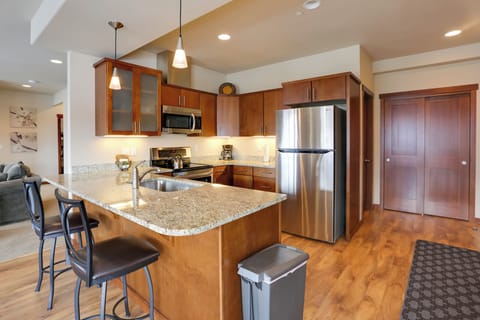 Kitchen | Toaster | Ice Maker | Trash Bags & Paper Towels