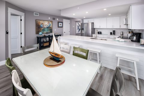 Dining area - Enjoy Gulf front dining without having to leave the house!
