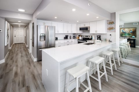 Breakfast Bar - 4 additional seats to enjoy some coffee and waffles at the breakfast bar!