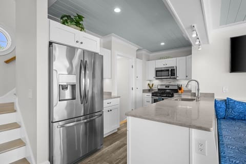 Fully equipped kitchen with stainless steel appliances - 1 Bayberry Lane Eastham Cape Cod - Bay Dream - NEVR