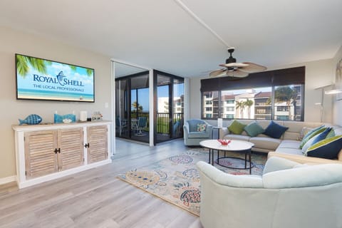 Living area with wall-mounted SmartTV