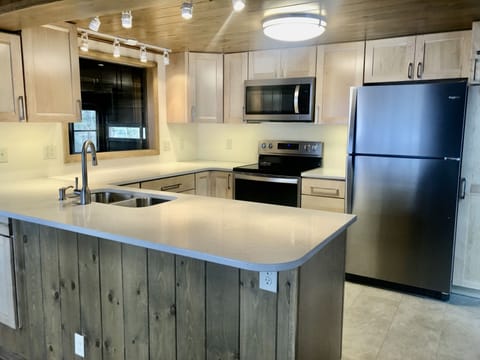 Updated kitchen. - Updated kitchen.