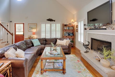 Living Room | Free WiFi | Central A/C & Heat | Cable TV