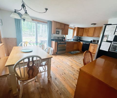 Kitchen and dining area. - Kitchen and dining area.