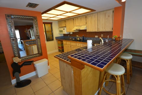 Kitchen Bar with seating for 2