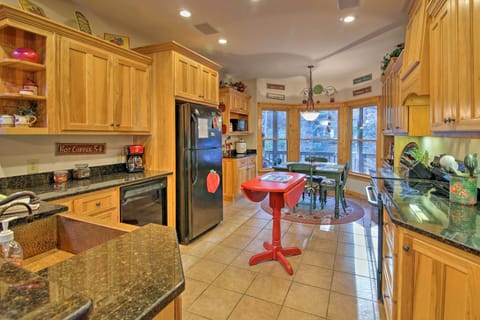 Eat-In Kitchen | Fully Equipped