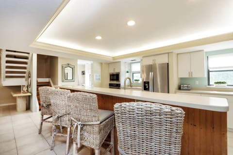 Kitchen with breakfast bar