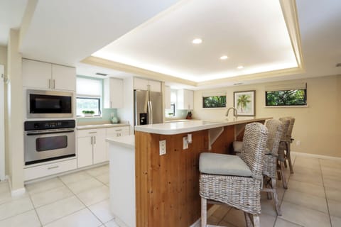 Kitchen with breakfast bar