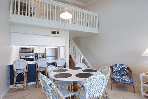 Dining table & breakfast bar