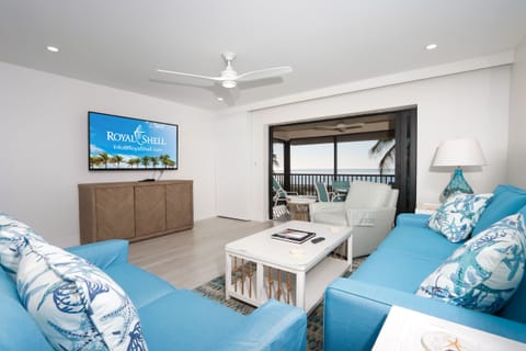 Living area with wall-mounted SmartTV
