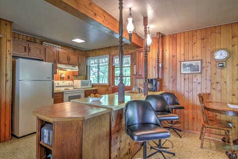 Kitchen | Breakfast Bar