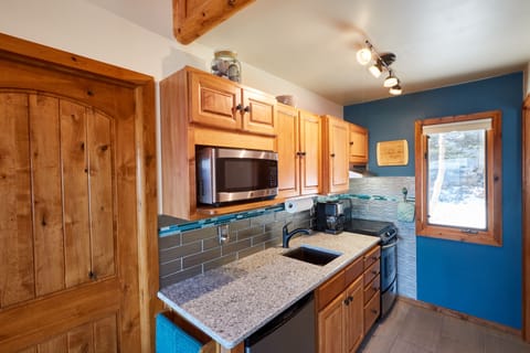 Kitchenette | Well-Equipped